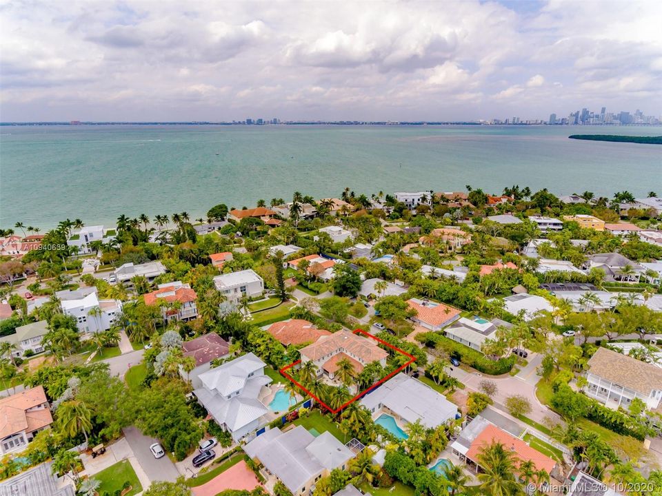 Recently Sold: $2,390,000 (6 beds, 5 baths, 3903 Square Feet)