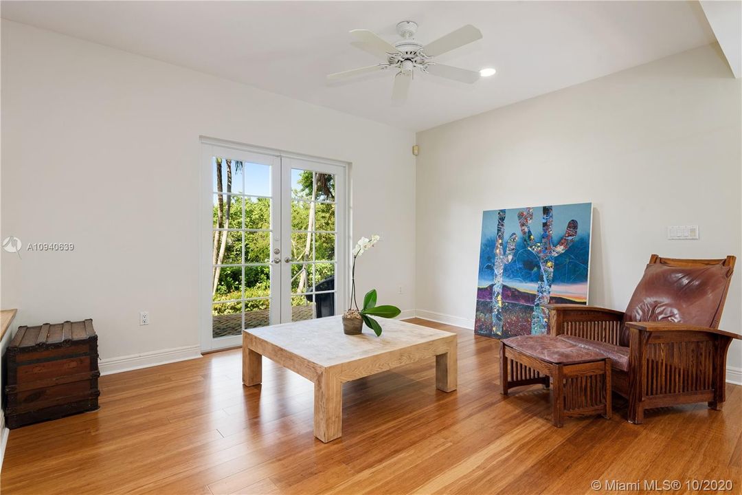 Recently Sold: $2,390,000 (6 beds, 5 baths, 3903 Square Feet)
