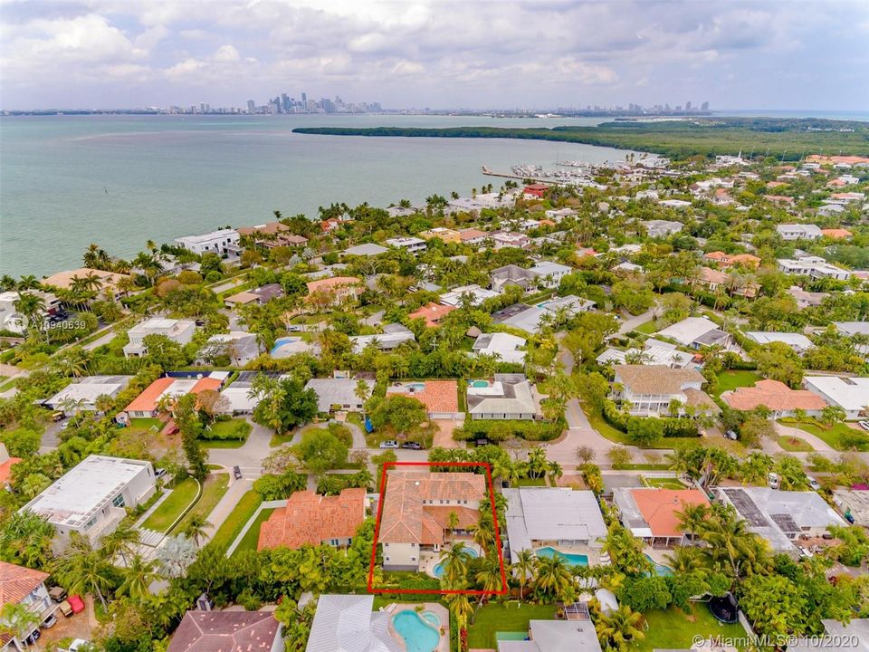 Recently Sold: $2,390,000 (6 beds, 5 baths, 3903 Square Feet)