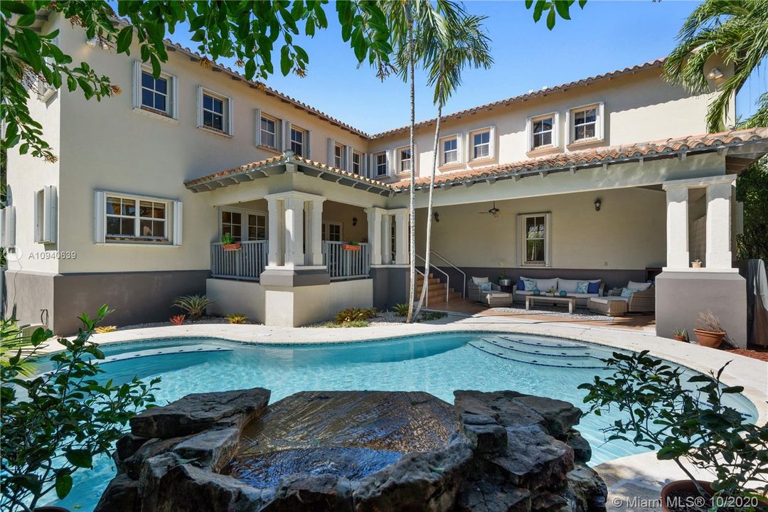Recently Sold: $2,390,000 (6 beds, 5 baths, 3903 Square Feet)