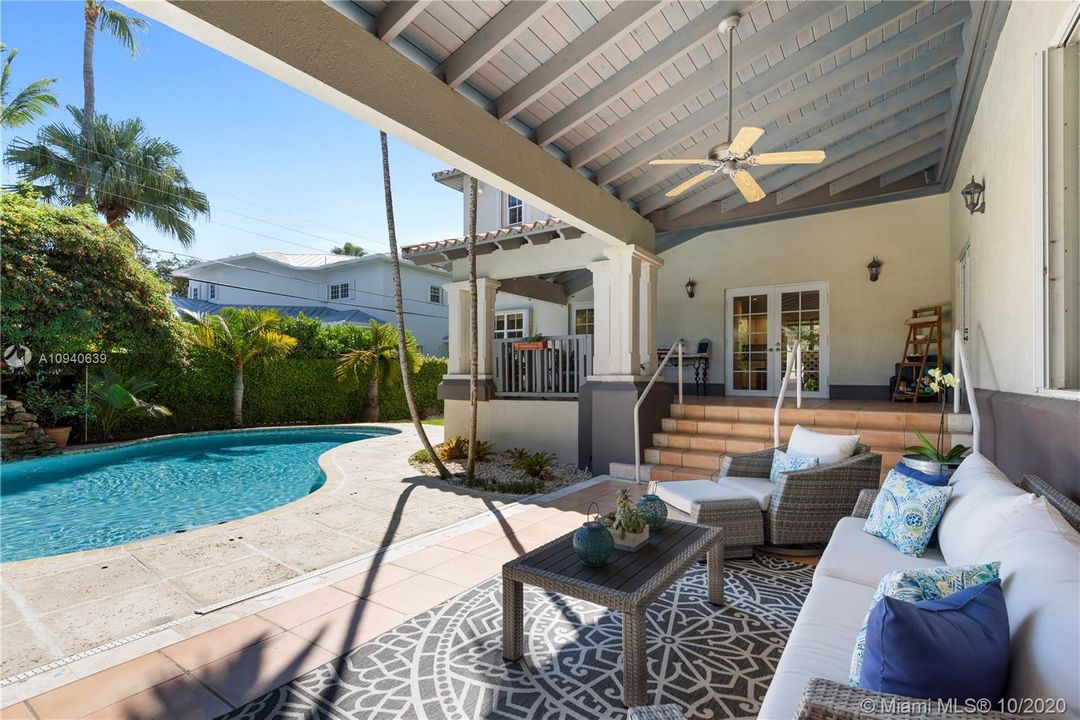 Recently Sold: $2,390,000 (6 beds, 5 baths, 3903 Square Feet)