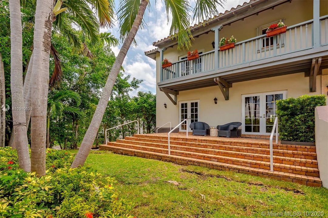 Recently Sold: $2,390,000 (6 beds, 5 baths, 3903 Square Feet)