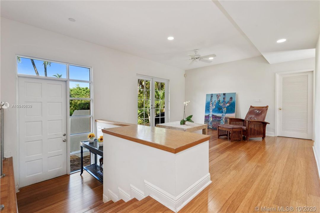 Recently Sold: $2,390,000 (6 beds, 5 baths, 3903 Square Feet)