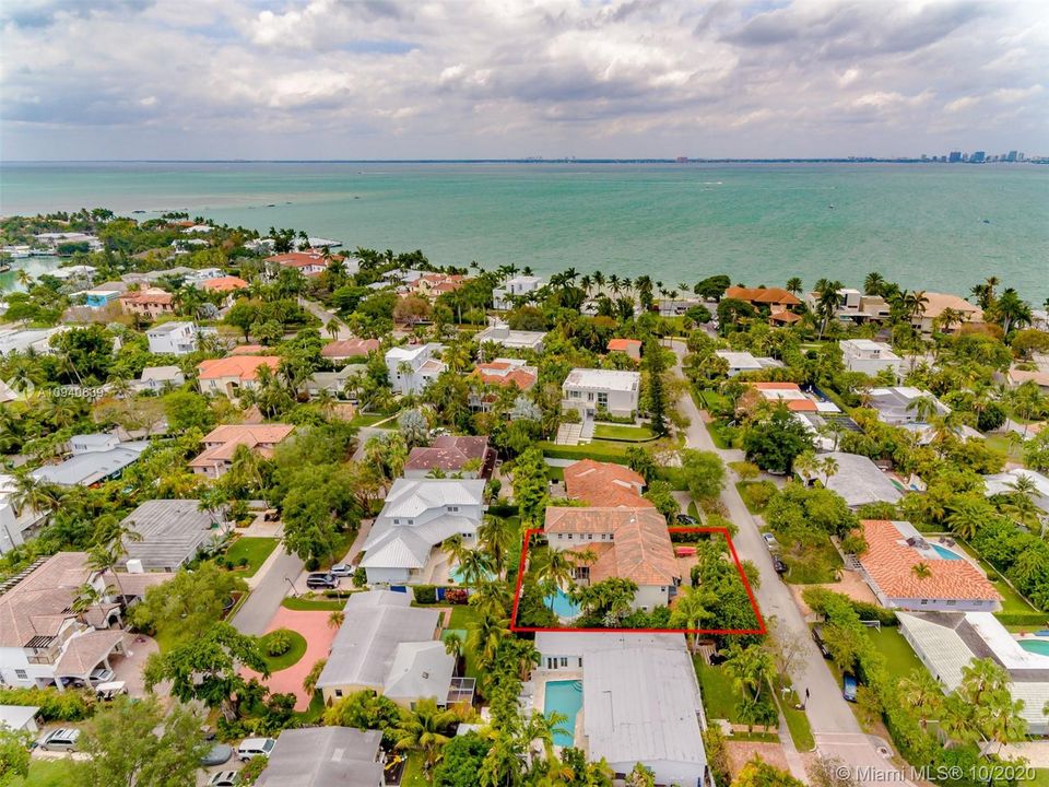 Recently Sold: $2,390,000 (6 beds, 5 baths, 3903 Square Feet)