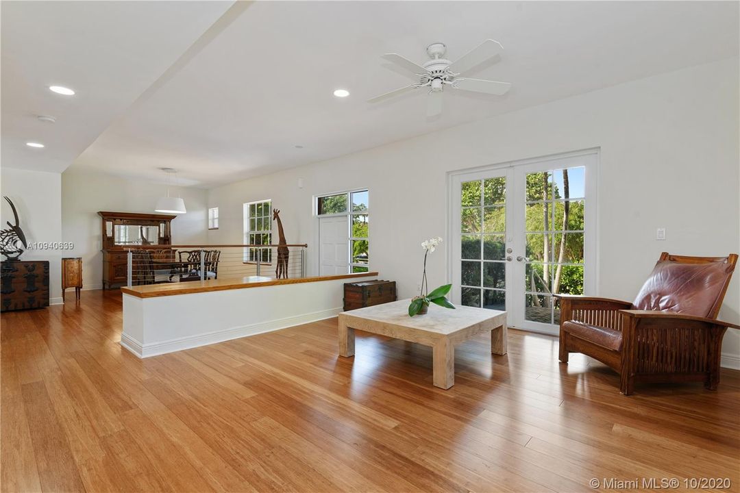 Recently Sold: $2,390,000 (6 beds, 5 baths, 3903 Square Feet)