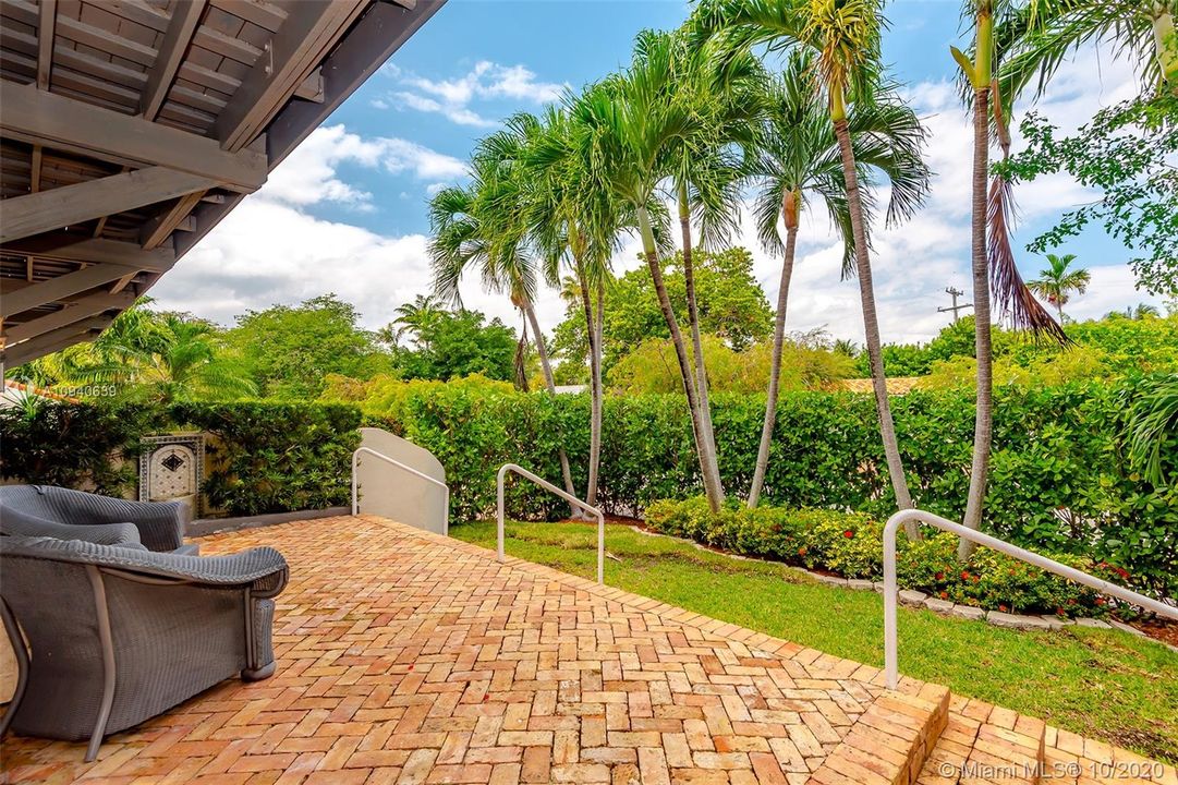 Recently Sold: $2,390,000 (6 beds, 5 baths, 3903 Square Feet)