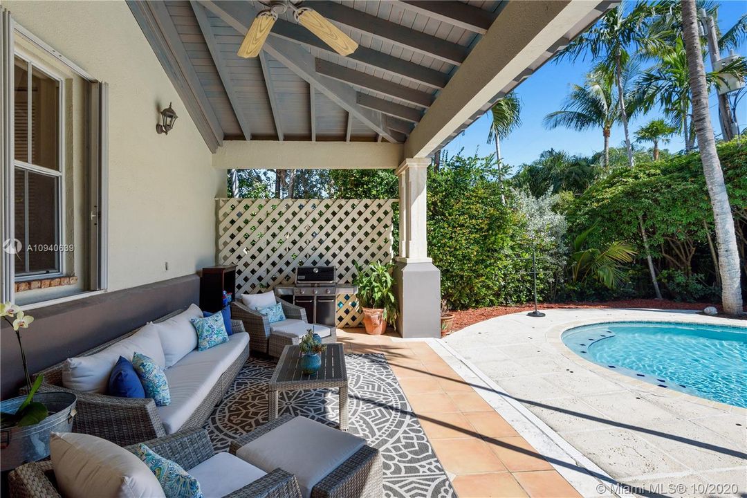 Recently Sold: $2,390,000 (6 beds, 5 baths, 3903 Square Feet)