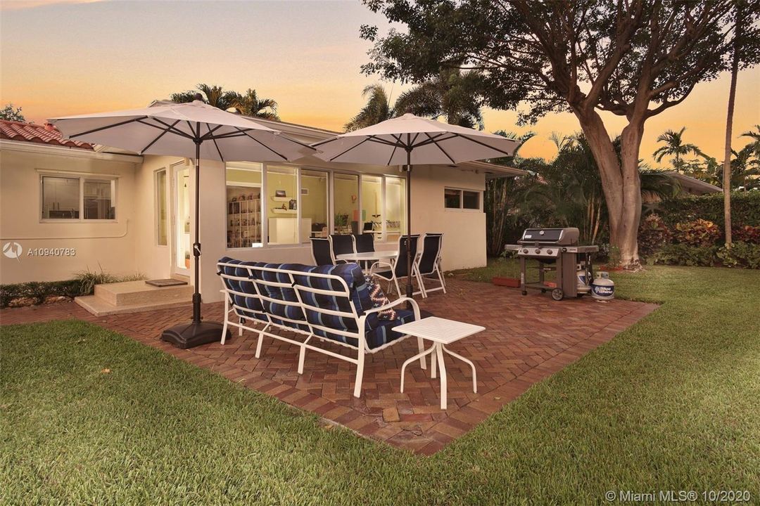 Vendido Recientemente: $625,000 (2 camas, 2 baños, 1620 Pies cuadrados)