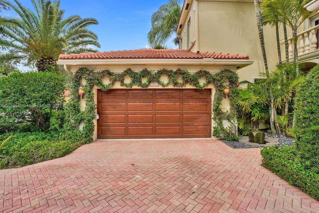Recently Sold: $2,500,000 (5 beds, 5 baths, 4220 Square Feet)