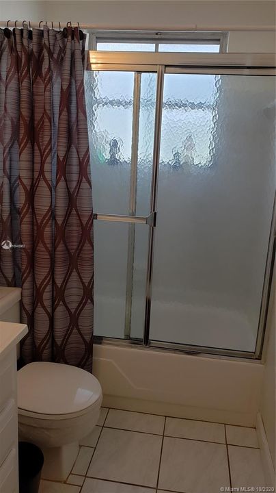 GUEST BATHROOM GLASS SLIDING DOORS