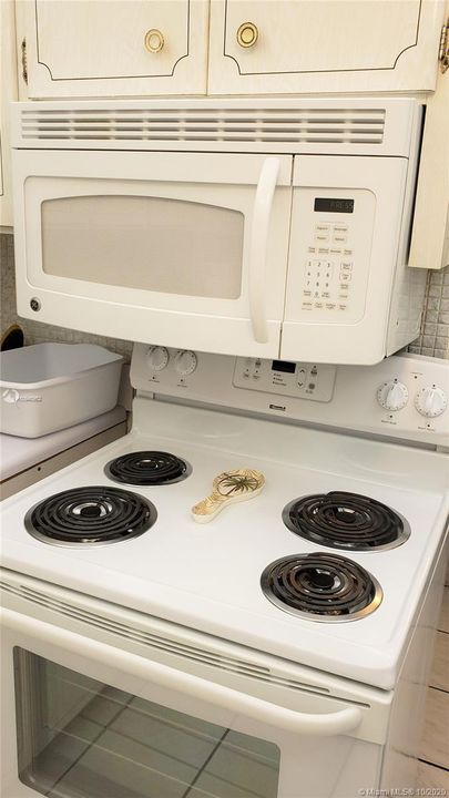 STOVE AND MICROWAVE