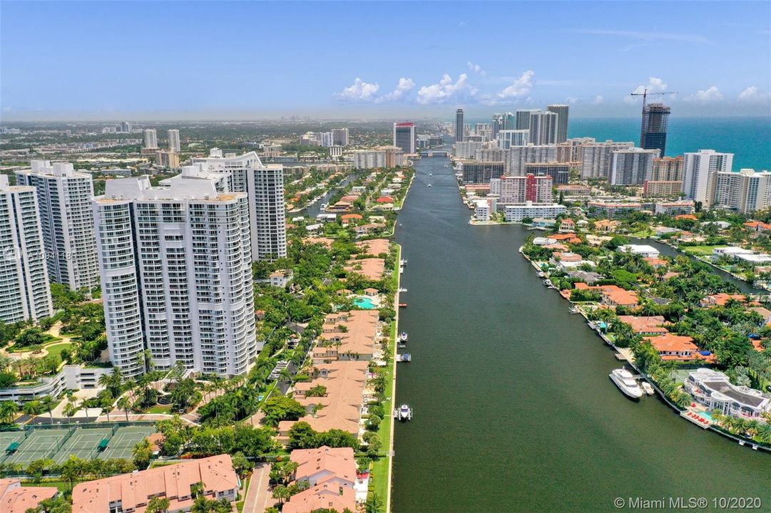 Vendido Recientemente: $775,000 (3 camas, 3 baños, 2970 Pies cuadrados)