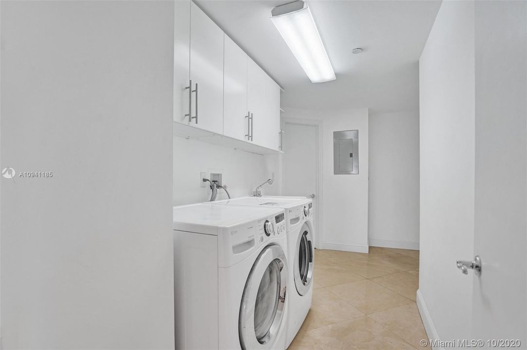 Vendido Recientemente: $775,000 (3 camas, 3 baños, 2970 Pies cuadrados)