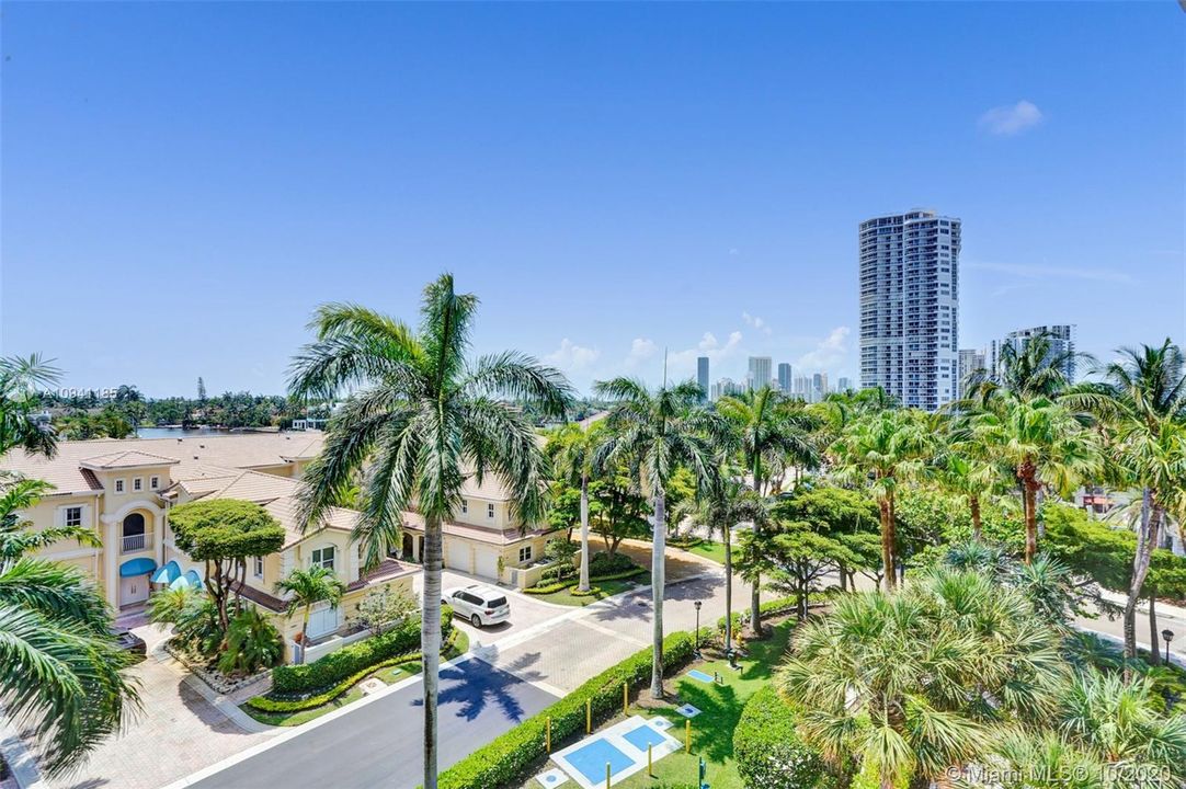 Vendido Recientemente: $775,000 (3 camas, 3 baños, 2970 Pies cuadrados)