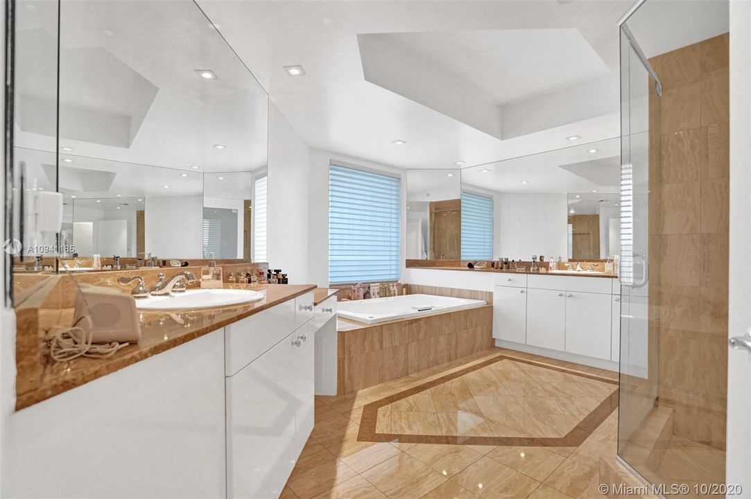 Vendido Recientemente: $775,000 (3 camas, 3 baños, 2970 Pies cuadrados)