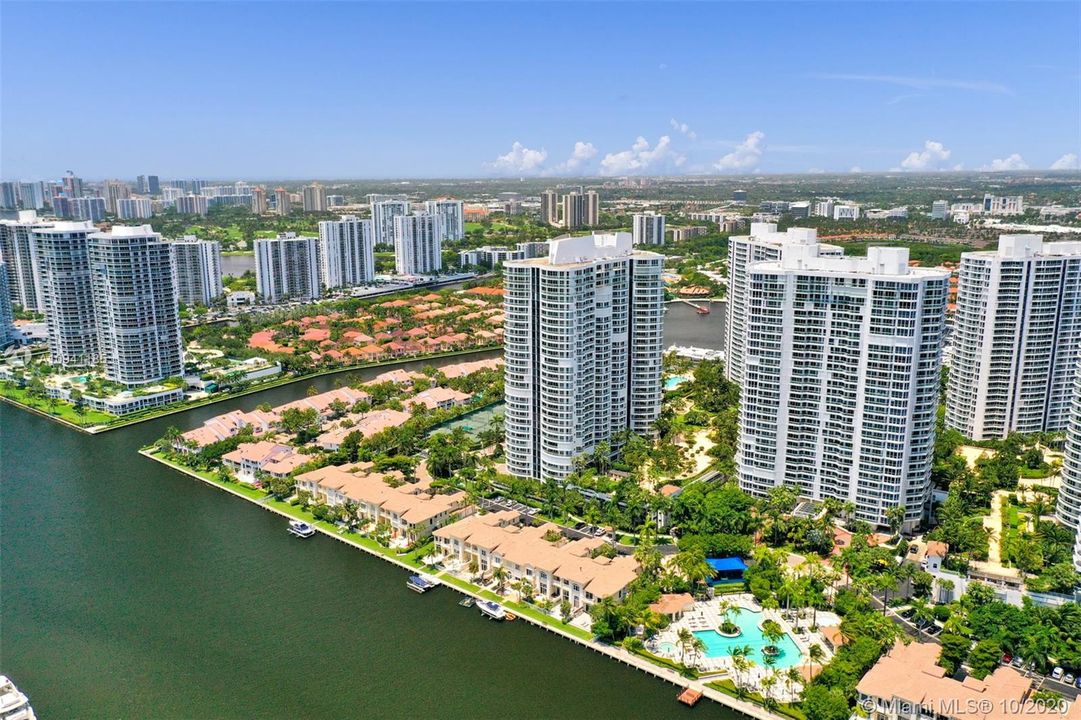 Vendido Recientemente: $775,000 (3 camas, 3 baños, 2970 Pies cuadrados)
