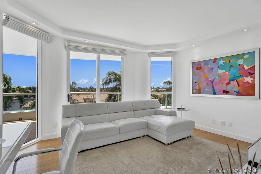 Vendido Recientemente: $775,000 (3 camas, 3 baños, 2970 Pies cuadrados)