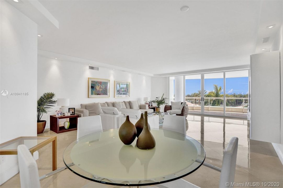 Vendido Recientemente: $775,000 (3 camas, 3 baños, 2970 Pies cuadrados)