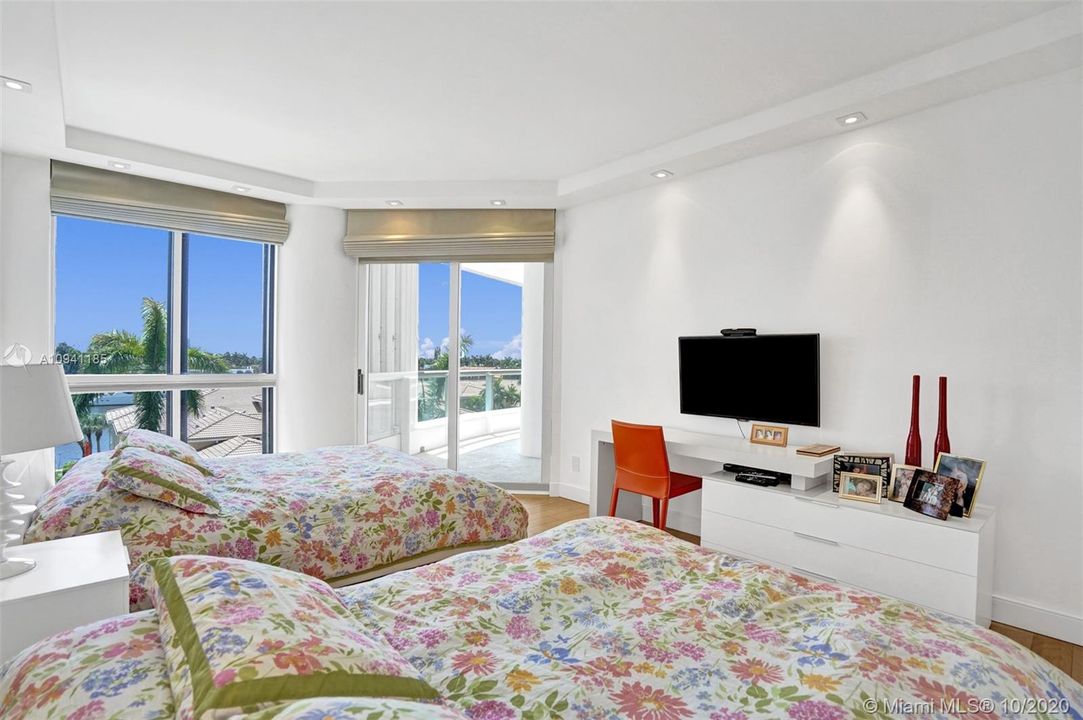 Vendido Recientemente: $775,000 (3 camas, 3 baños, 2970 Pies cuadrados)
