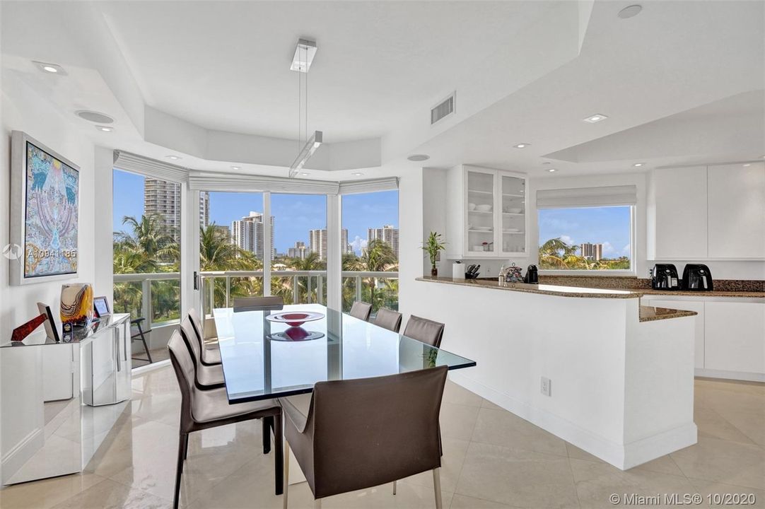 Vendido Recientemente: $775,000 (3 camas, 3 baños, 2970 Pies cuadrados)