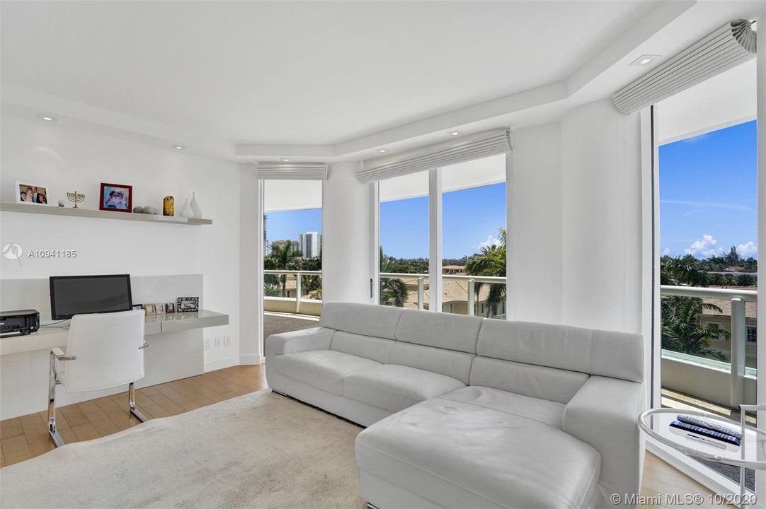 Vendido Recientemente: $775,000 (3 camas, 3 baños, 2970 Pies cuadrados)