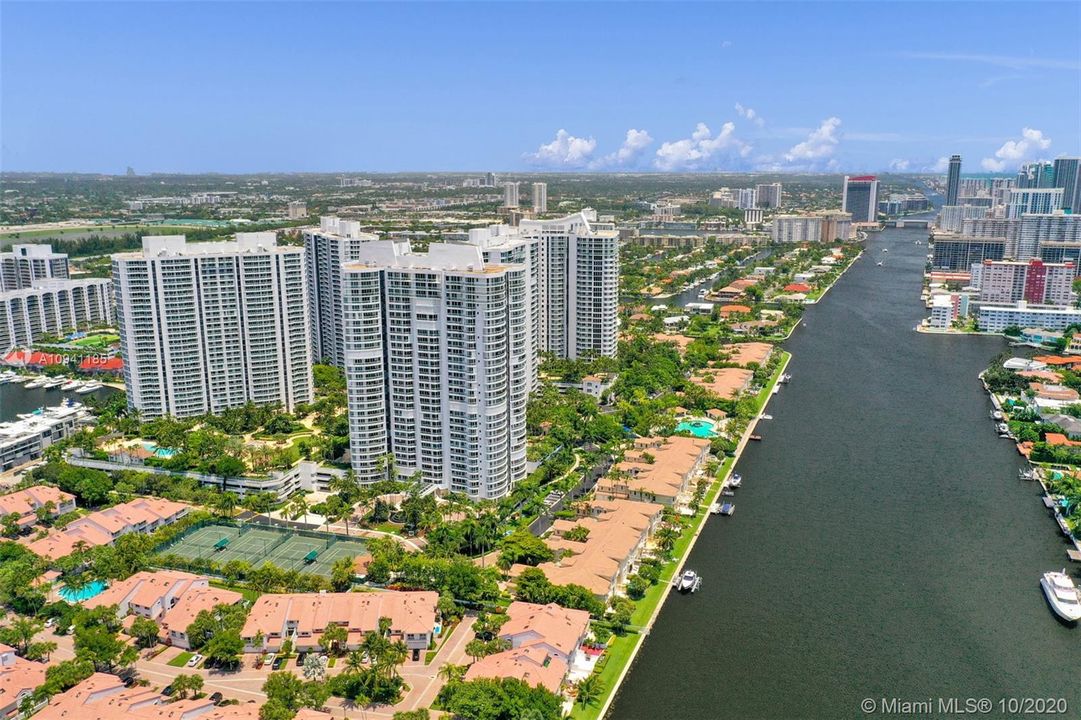 Vendido Recientemente: $775,000 (3 camas, 3 baños, 2970 Pies cuadrados)