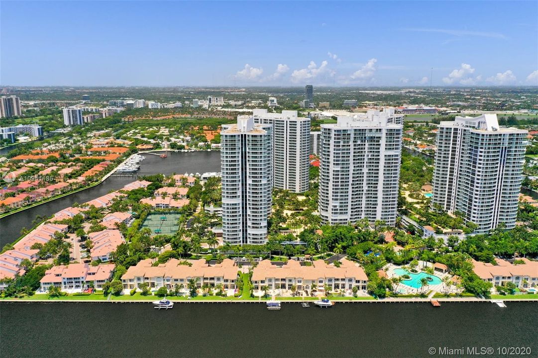 Vendido Recientemente: $775,000 (3 camas, 3 baños, 2970 Pies cuadrados)