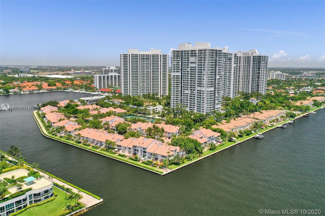 Vendido Recientemente: $775,000 (3 camas, 3 baños, 2970 Pies cuadrados)