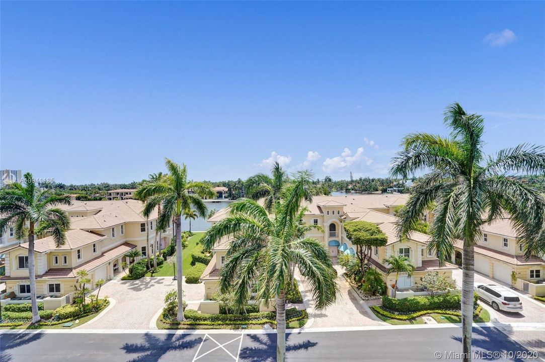 Vendido Recientemente: $775,000 (3 camas, 3 baños, 2970 Pies cuadrados)