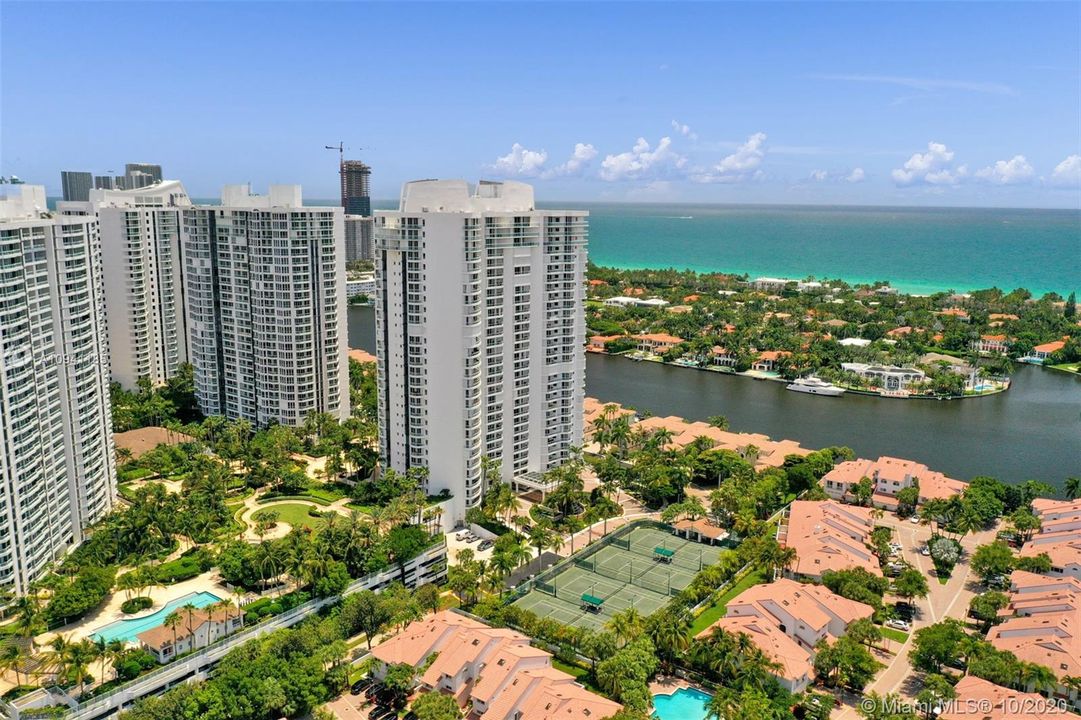 Vendido Recientemente: $775,000 (3 camas, 3 baños, 2970 Pies cuadrados)