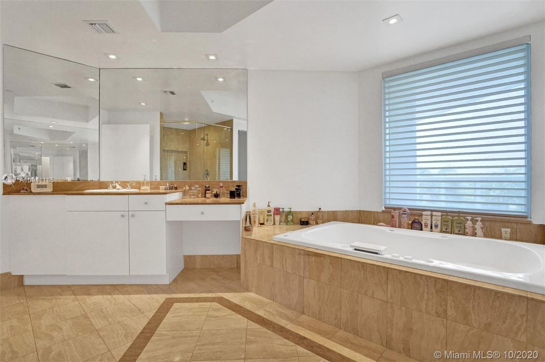 Vendido Recientemente: $775,000 (3 camas, 3 baños, 2970 Pies cuadrados)