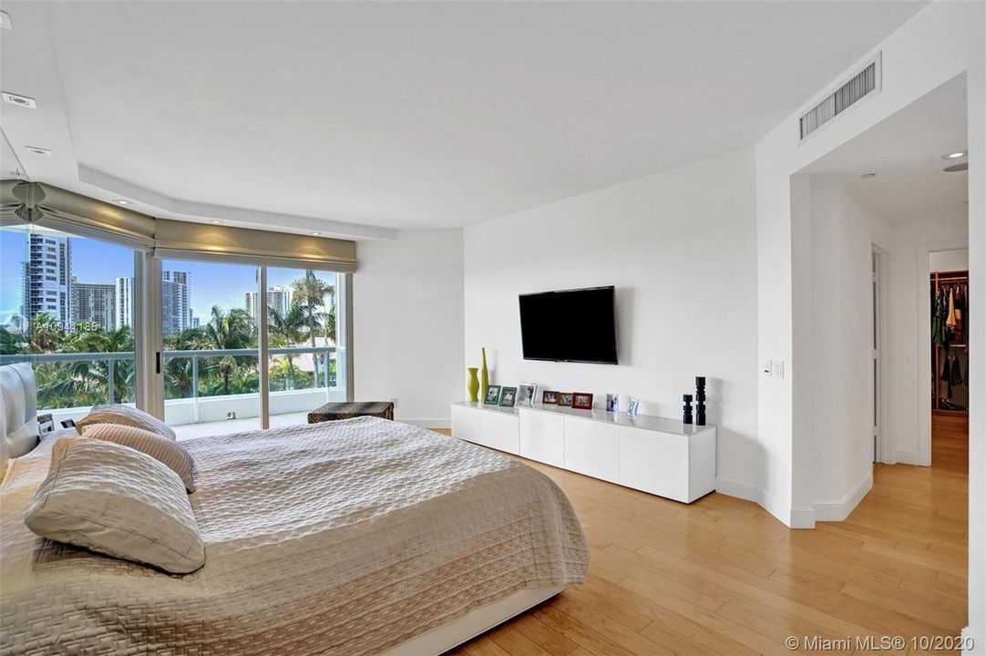 Vendido Recientemente: $775,000 (3 camas, 3 baños, 2970 Pies cuadrados)