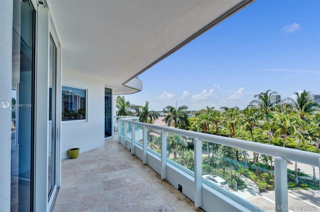 Vendido Recientemente: $775,000 (3 camas, 3 baños, 2970 Pies cuadrados)
