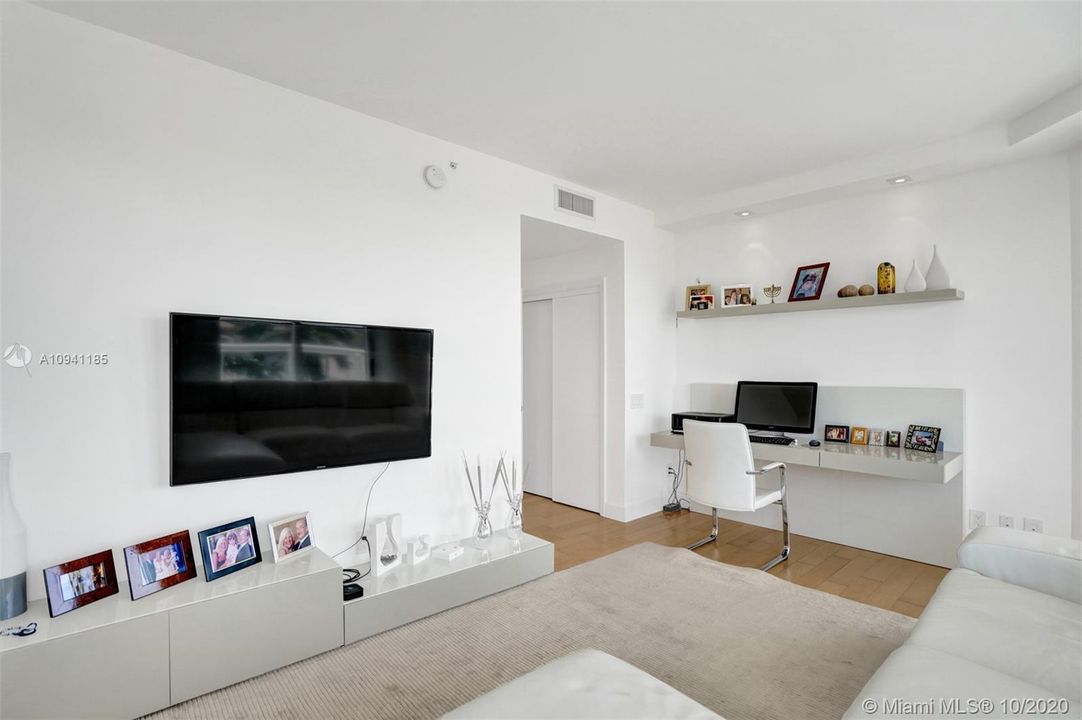 Vendido Recientemente: $775,000 (3 camas, 3 baños, 2970 Pies cuadrados)