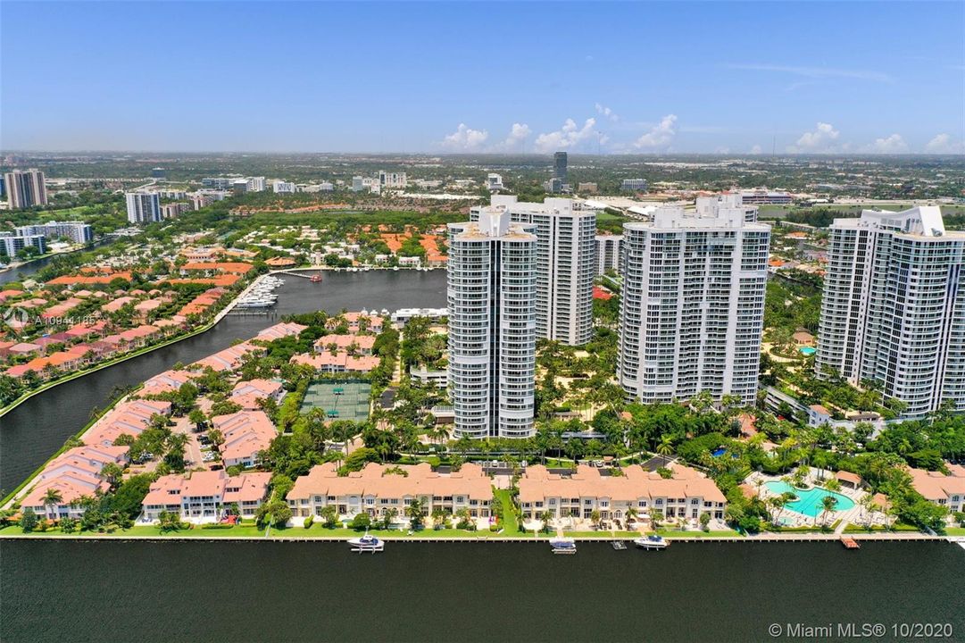 Vendido Recientemente: $775,000 (3 camas, 3 baños, 2970 Pies cuadrados)