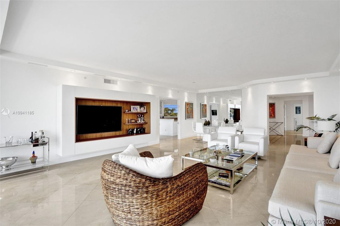 Vendido Recientemente: $775,000 (3 camas, 3 baños, 2970 Pies cuadrados)