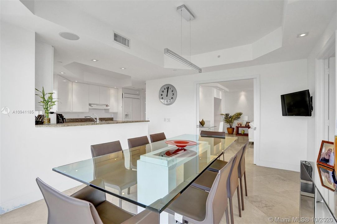 Vendido Recientemente: $775,000 (3 camas, 3 baños, 2970 Pies cuadrados)