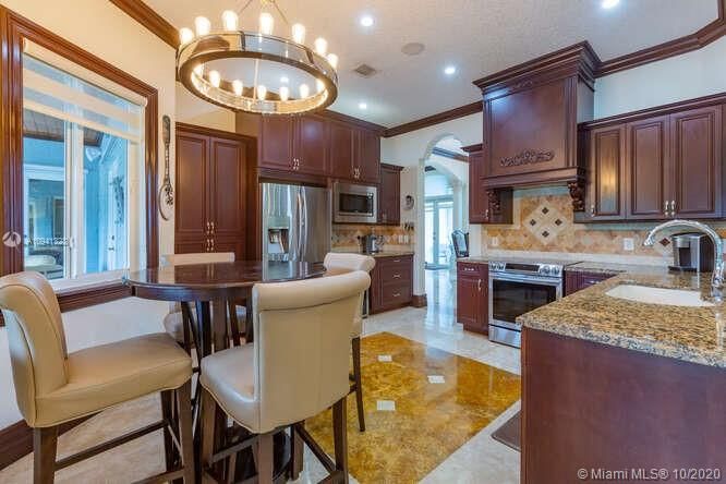 Vendido Recientemente: $734,900 (4 camas, 2 baños, 3623 Pies cuadrados)