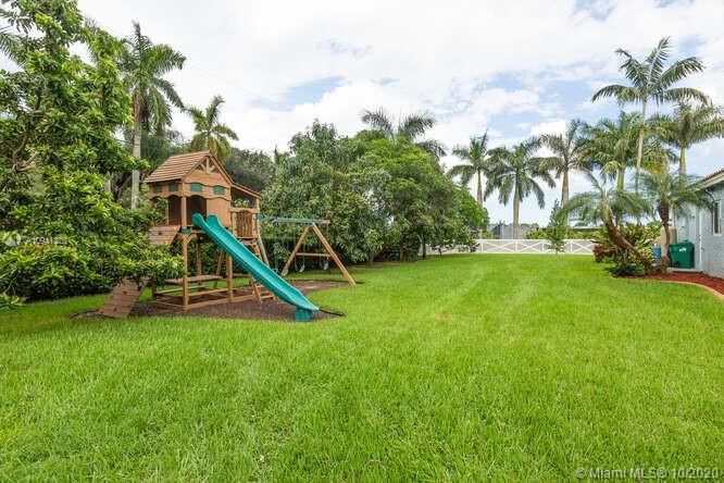 Vendido Recientemente: $734,900 (4 camas, 2 baños, 3623 Pies cuadrados)