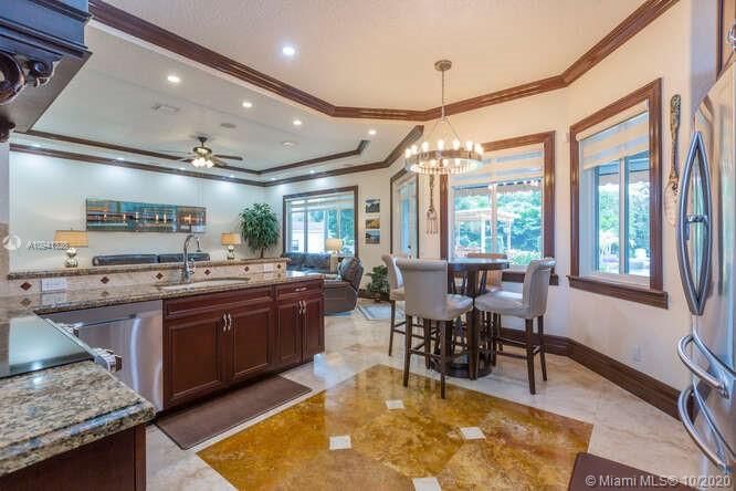 Vendido Recientemente: $734,900 (4 camas, 2 baños, 3623 Pies cuadrados)
