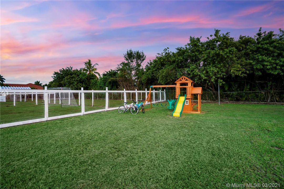 Recently Rented: $8,000 (4 beds, 2 baths, 2168 Square Feet)