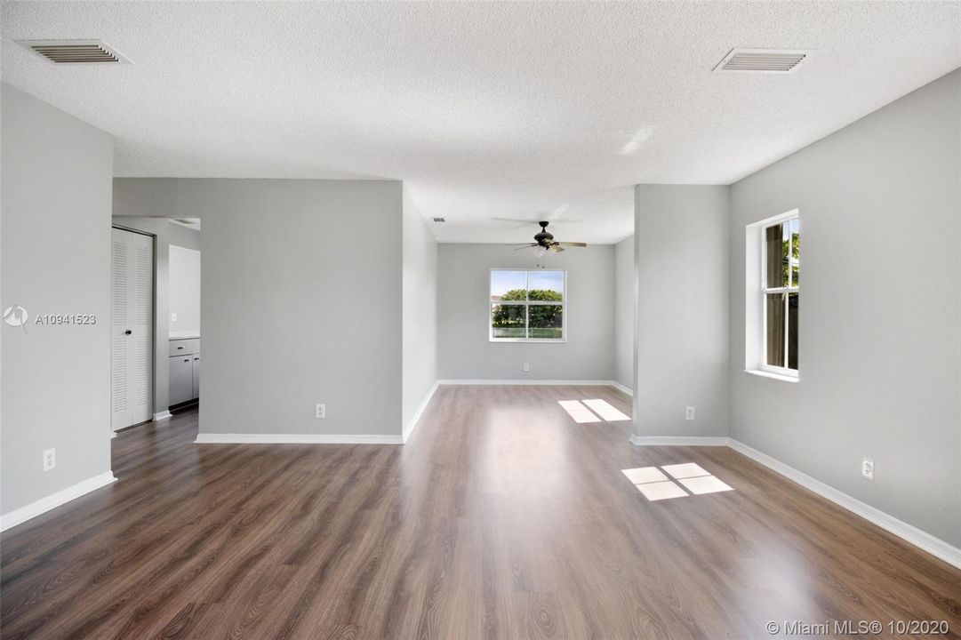 Recently Sold: $350,000 (3 beds, 2 baths, 1898 Square Feet)