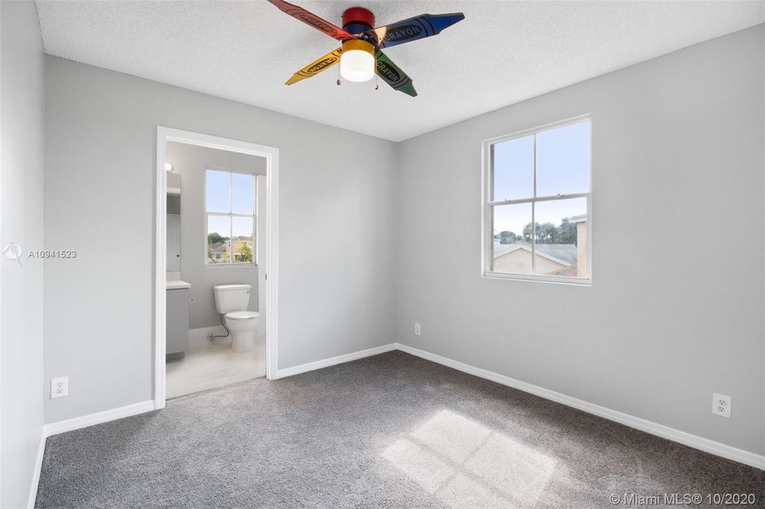 Recently Sold: $350,000 (3 beds, 2 baths, 1898 Square Feet)