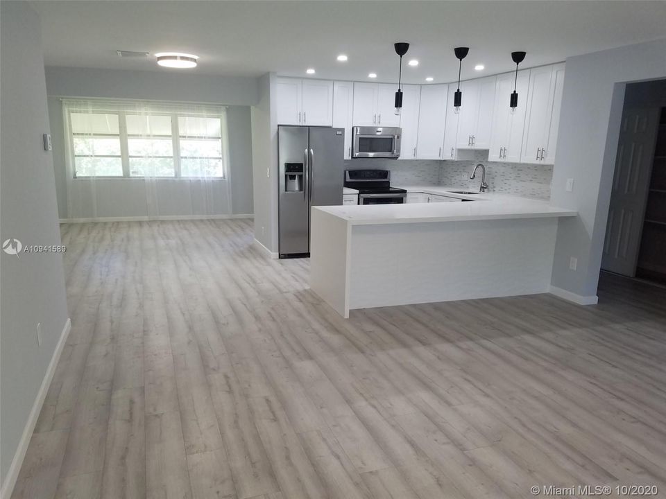 Недавно продано: $449,000 (4 спален, 2 ванн, 1742 Квадратных фут)