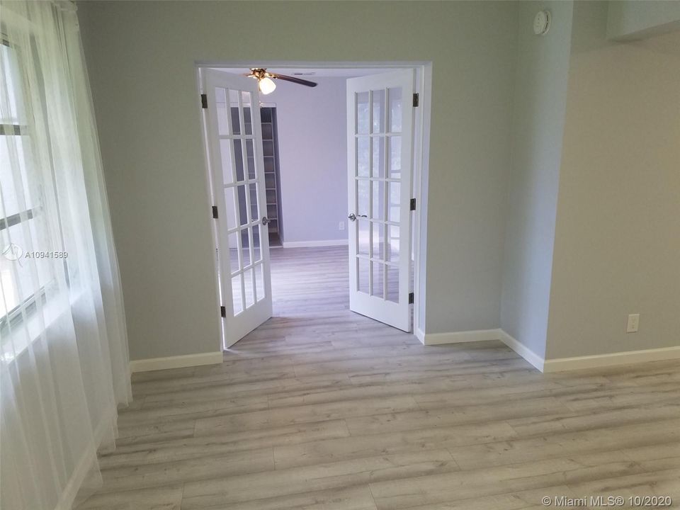 Недавно продано: $449,000 (4 спален, 2 ванн, 1742 Квадратных фут)