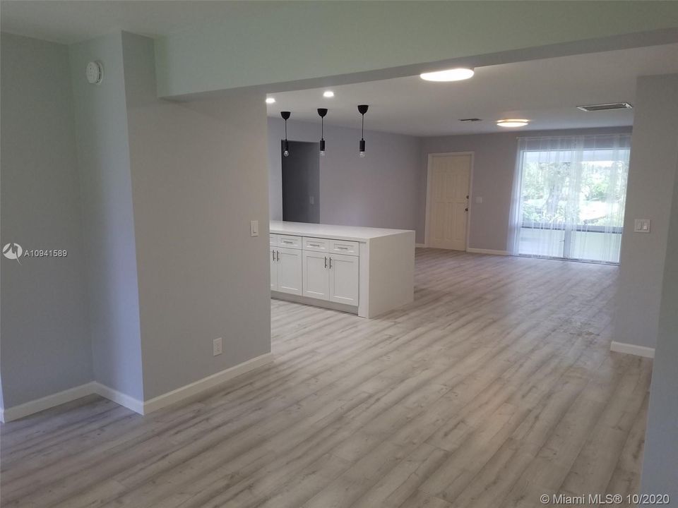Недавно продано: $449,000 (4 спален, 2 ванн, 1742 Квадратных фут)