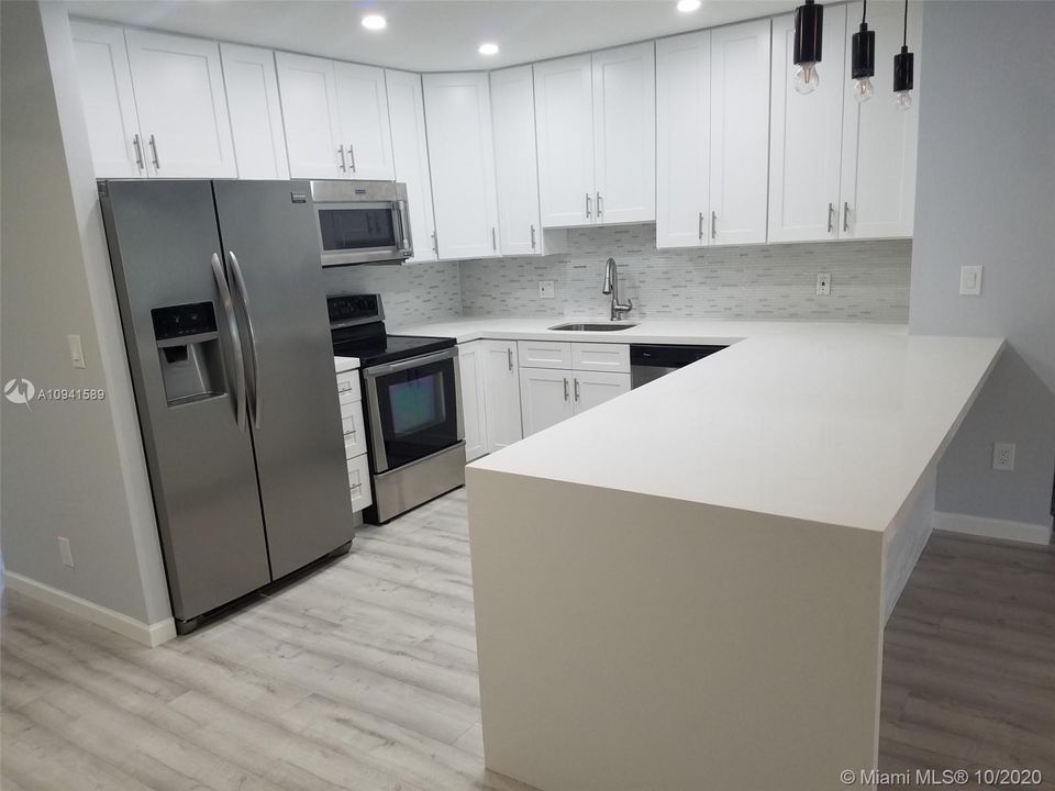 Недавно продано: $449,000 (4 спален, 2 ванн, 1742 Квадратных фут)