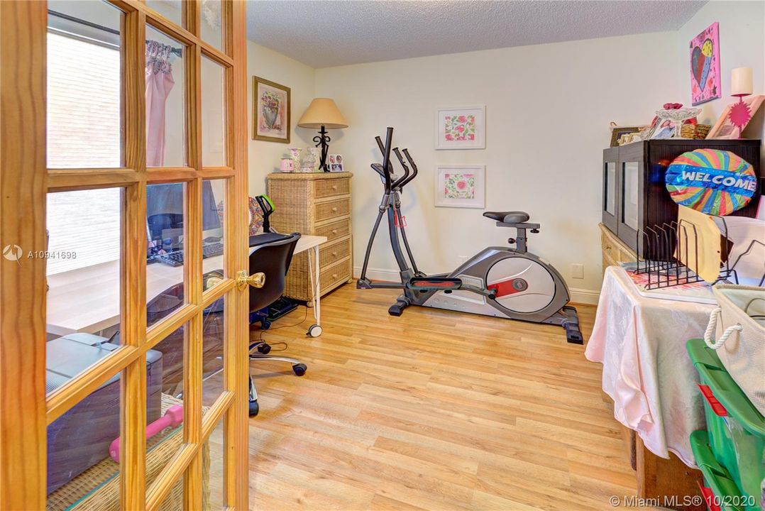 Recently Sold: $240,000 (3 beds, 2 baths, 1590 Square Feet)