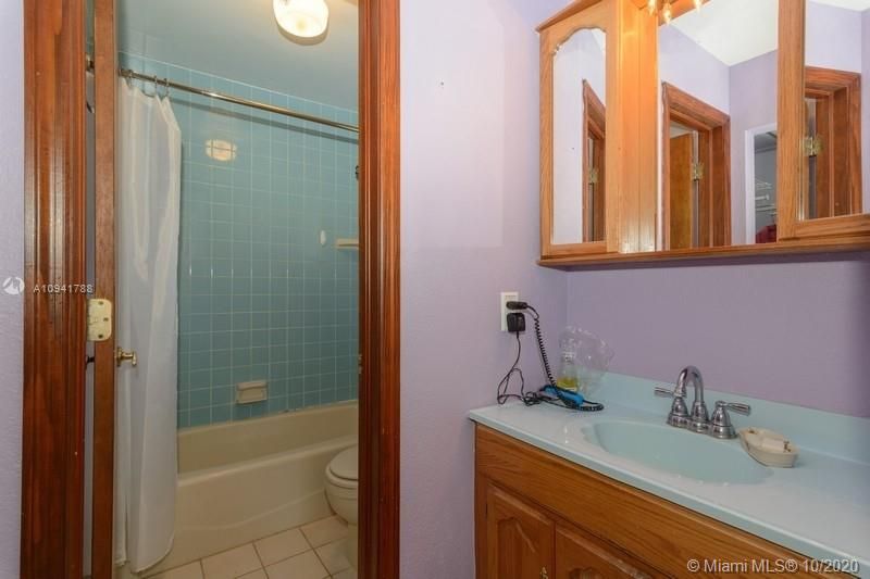 最近售出: $405,000 (3 贝兹, 2 浴室, 1962 平方英尺)