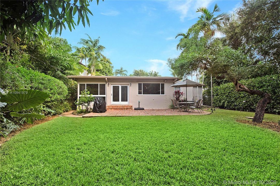 Recently Sold: $899,000 (3 beds, 2 baths, 1842 Square Feet)
